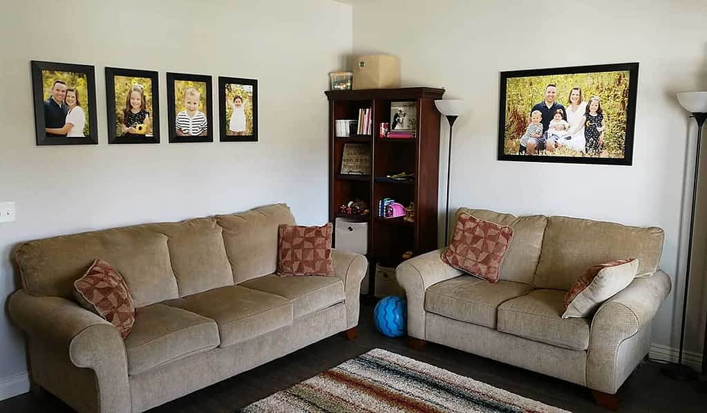ideas for displaying family portraits on the wall