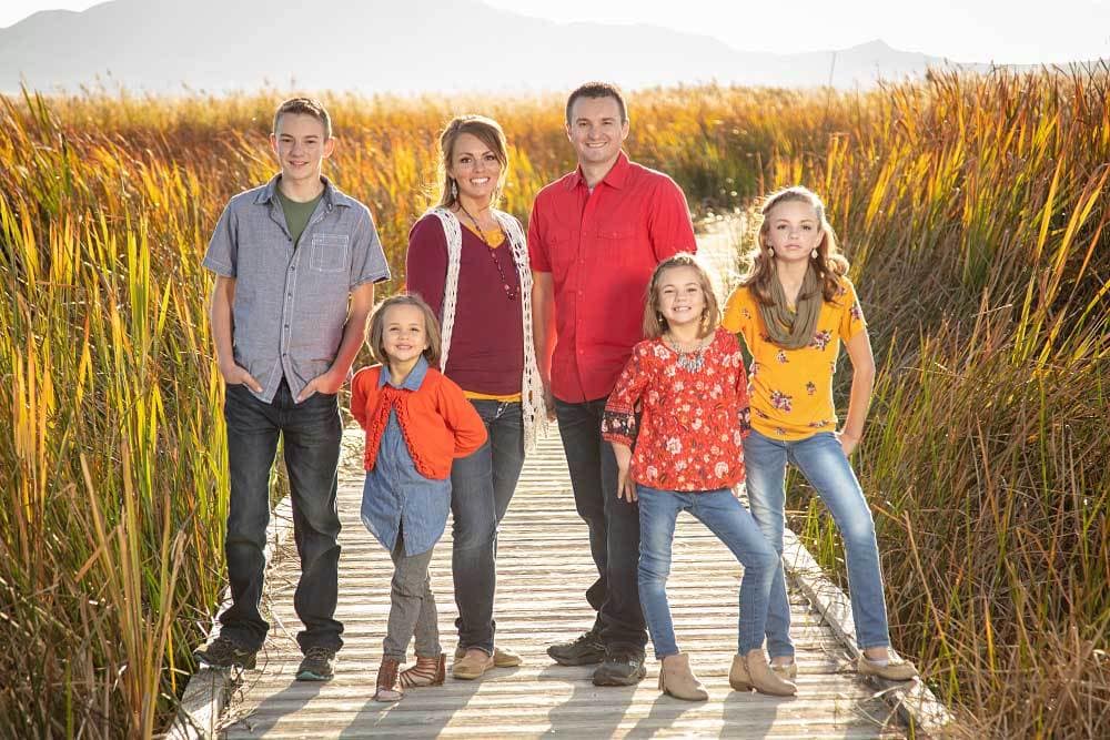 family-pictures-in-the-grass family portrait on a boardwalk
