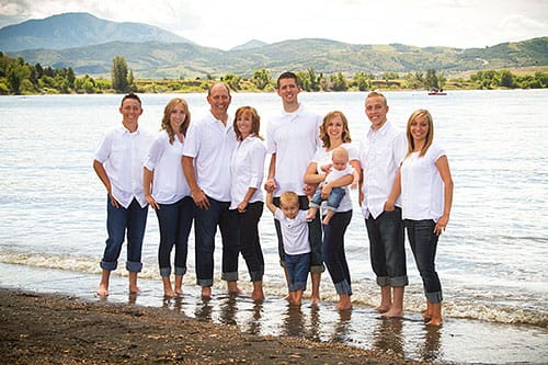 family-portraits-at-pineview family in white by pineview
