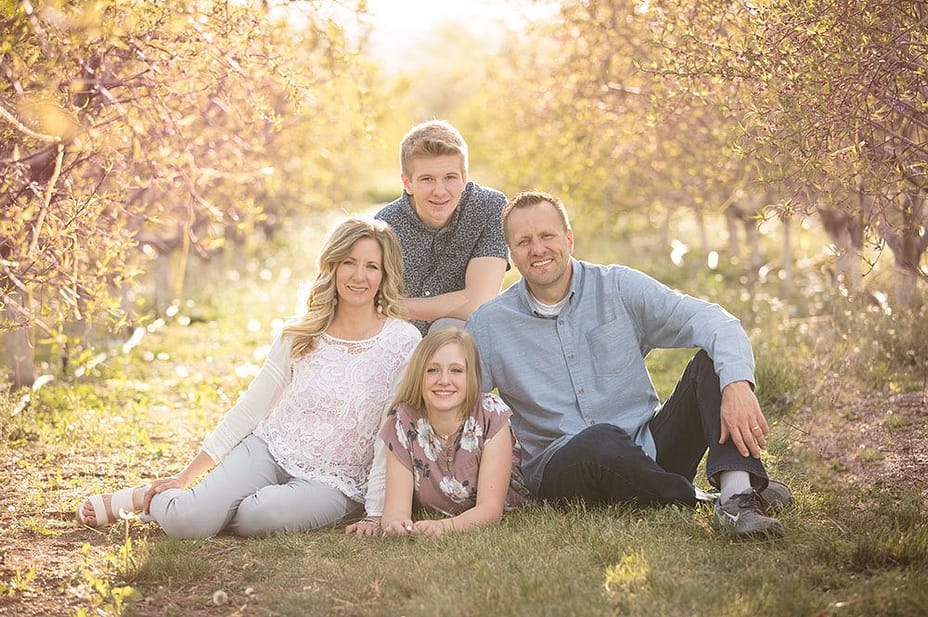 peach-blossom-family-portrait family in peach orchard